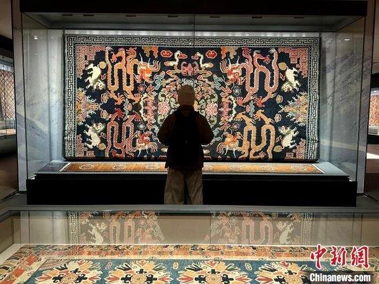 图为厦门游客观赏带有“龙元素”的卡垫。刘洋摄