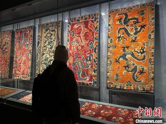 图为厦门游客观赏带有“龙元素”的卡垫。刘洋摄