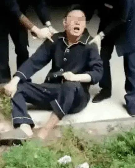 儿女坠楼后,穿着黑色睡衣、灰色拖鞋的张某曾在现场痛哭,甚至用头撞墙。来源网络