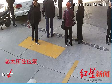 ▲另一侧家属和警方人员正在沟通警情
