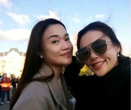 ·罗君儿(左)与姐姐罗贝儿