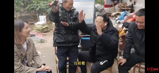 大爷再度接受谭乔采访,说出“往前看”
