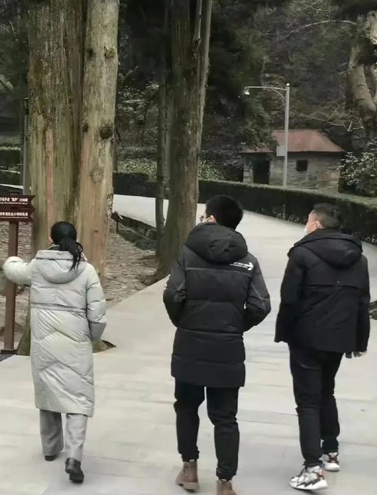 孙海洋接到孙卓后,一家三口到庐山游玩