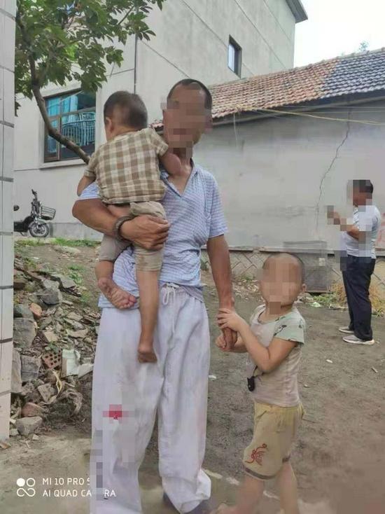 当事男子冯某和孩子 图片由网友提供