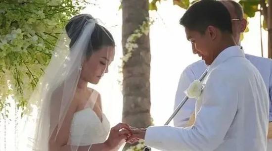 ·罗贝儿结婚时的照片。