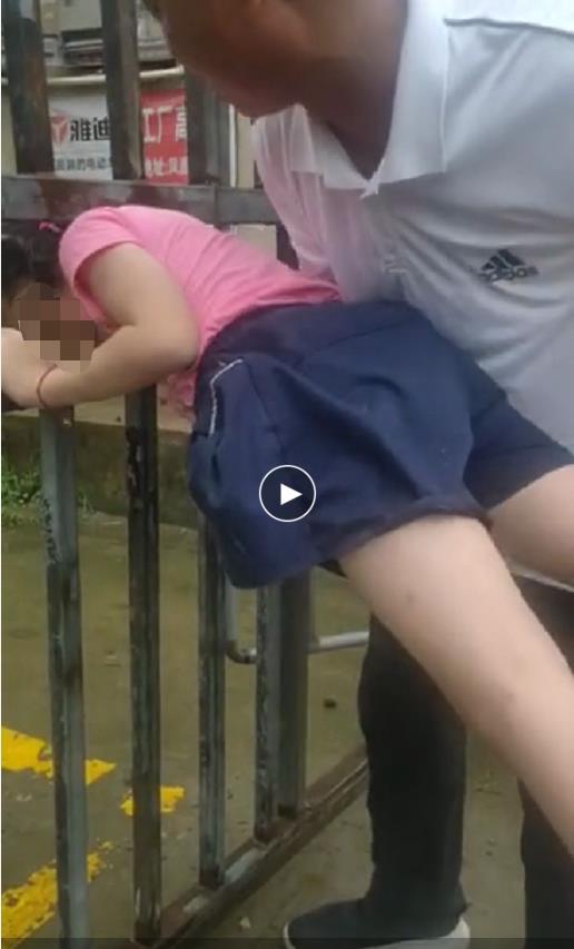 高师傅托举着女孩施救