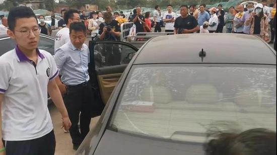 张锡峰迈入还贴着保护膜的汽车 图/澎湃