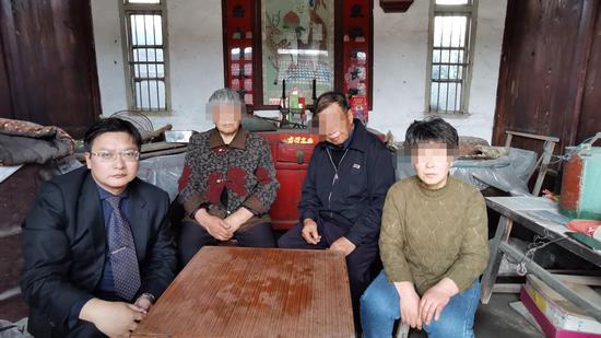 2月27日,周兆成接受被害人刁爱青父母的委托,成为该案代理律师