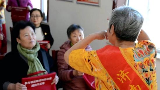 ·奶奶们讲述被骗经历,现身说法。