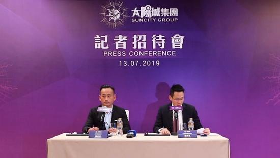 ·周焯华(左)召开记者会。
