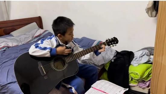 孙卓的弟弟孙辉,谐音“孙回”,寓意被拐的孙卓早点回家