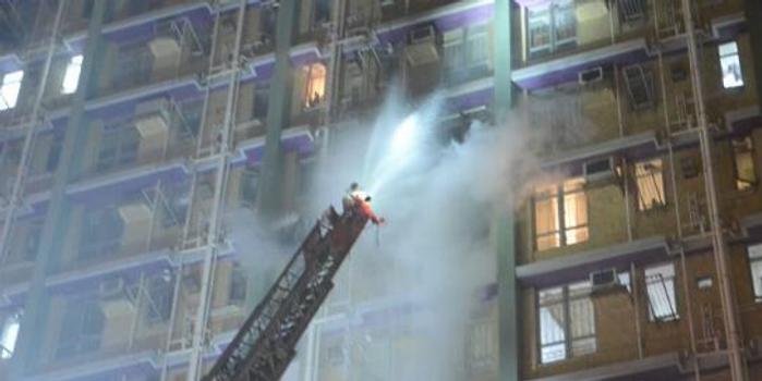 香港秀茂坪邨一幢楼房突发大火 致至少2死2伤