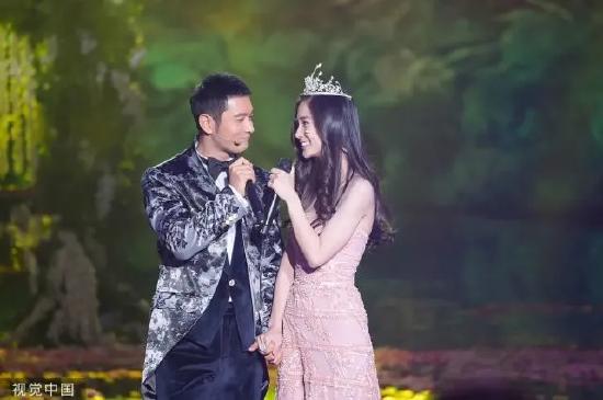2014年东方卫视跨年演唱会,黄晓明在舞台上向Angelababy告白