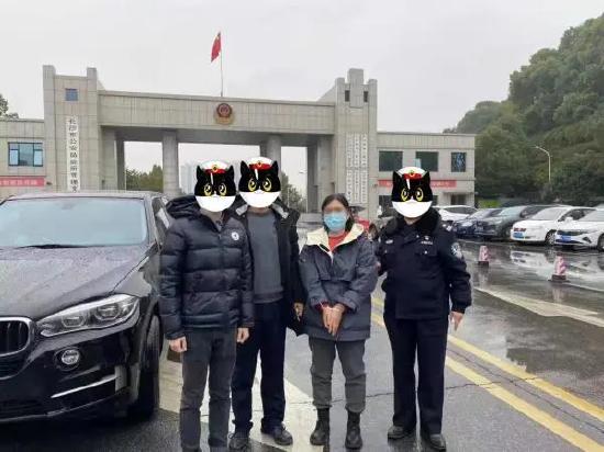 刘某的婶婶彭某(左3)落网 (警方供图)