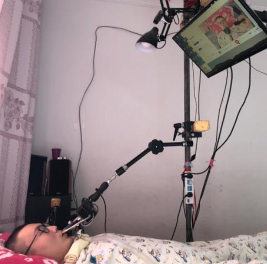 朱铭骏正在自己房间里用特殊的设备操作电脑
