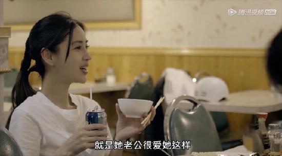 《奇遇人生》第二季中,路人称对Angelababy的印象是“她老公很爱她”