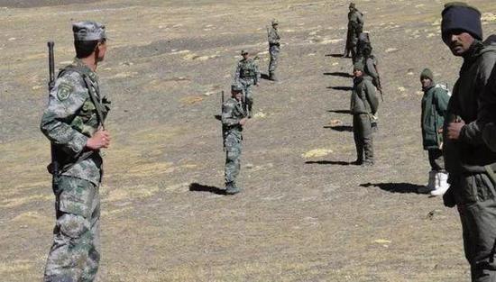 我军边防士兵与外军对峙(资料图)