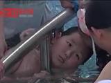 小胖墩游泳被卡栏杆:确实该减肥了