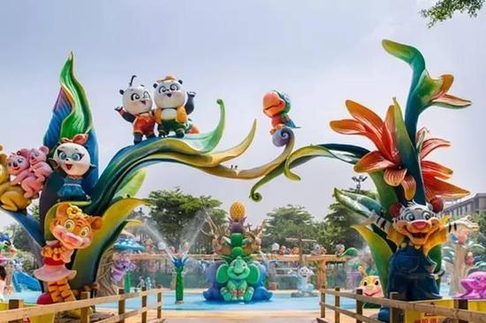 园区拥有多个专为儿童设计的亲子玩水项目,包括奇妙亲子水城、眼镜蛇滑道、小喇叭、亲子滑道和离心滑道等。