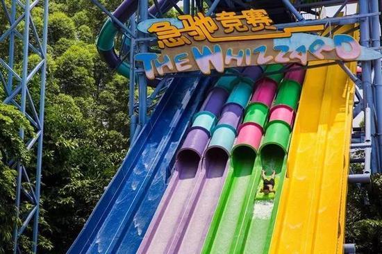 玩这个急驰竞赛的都是年轻人,小编混入年轻人的队伍玩了5次,两个闺女在下面给我使劲加油,我勇夺3次第一名,而且选择了最有挑战、最刺激的绿色跑道。太刺激,太疯狂,太难忘了!不过小朋友不适合玩。腰椎颈椎不好的人最好不要玩。