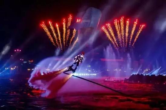 海洋保卫战,是一天游园的压轴表演,每天20:00准时上演,这个汇聚激光、喷泉、投影、烟花、无人飞机、空中飞人特技、摩托艇特技以及美好而富有力量的故事于一体的大型科技表演,让人眼花缭乱到大声尖叫。