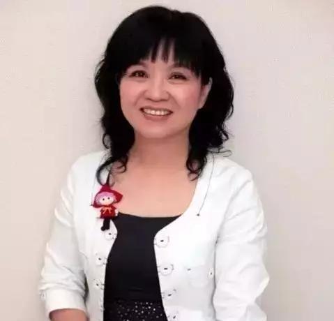 那么就让我们一起来看看,连方素珍老师都爱不释手,亲自译写并推荐的这本《大个子恐龙和小个子兔》到底都讲了什么内容吧!