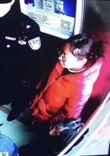 何兴丽欲逃下楼,被旦旦和民警一起挤进电梯