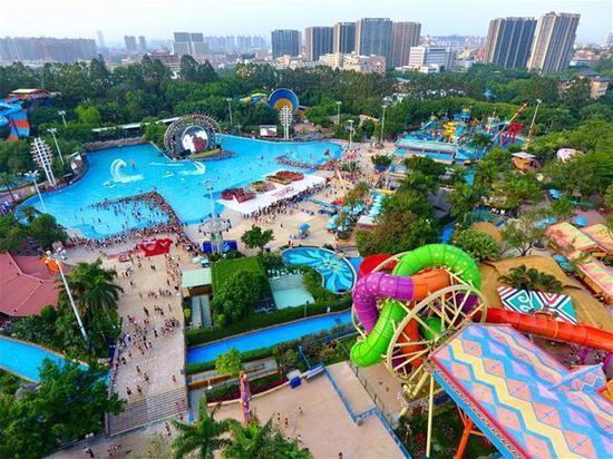 俯瞰一下水上乐园,我们来了。开启疯狂的夏日避暑玩水体验吧