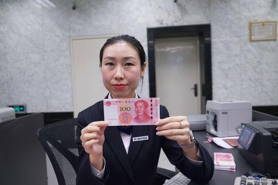 新钞已来到位于北京金融街的交通银行北京分行营业部柜台