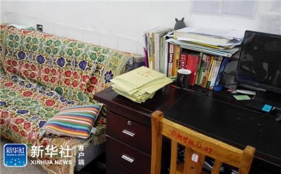 这是滕昭汉老师生前使用的办公桌(12月6日摄)。新华社记者 袁汝婷 摄