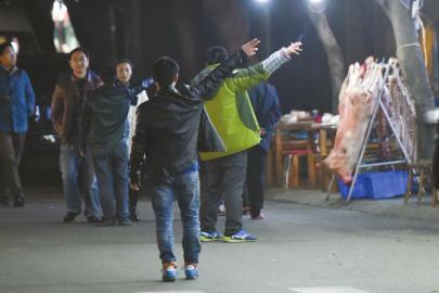 12月21日,小关庙街上的羊肉汤生意没有往年那样红火。