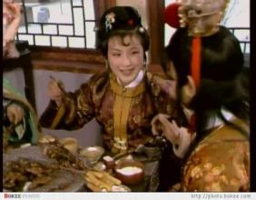 史湘云是女汉纸么,烤起鹿肉来也是毫不含糊,所谓“脂粉香娃喜腥膻”