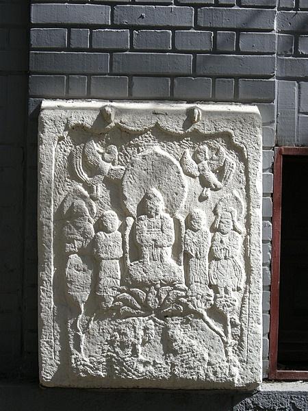 北京朝内大街头条203号,前文化部宿舍,原来的北平美国学校。耶稣坐在莲花座上,旁边还有丘比特在飞。这是典型的基督教本土化的见证。