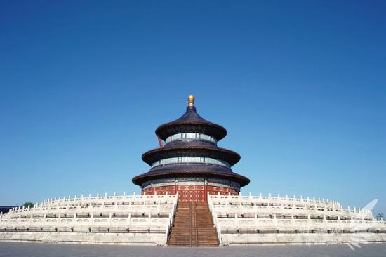 古代建筑在设计建造时讲究天圆地方,左右对称。利用古代建筑所具有的对称元素进行构图拍摄,使画面给人一种庄重、稳定的感觉