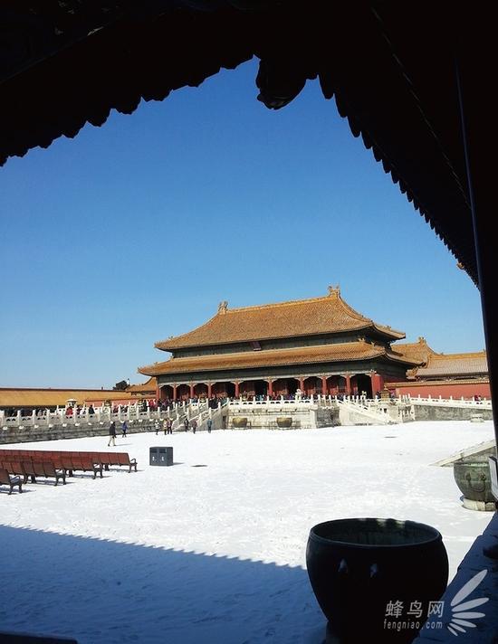 将屋檐形成的剪影与地面的阴影结合起来进行框架式构图拍摄,框架内的景物更加突出,视觉效果也更加独特新颖