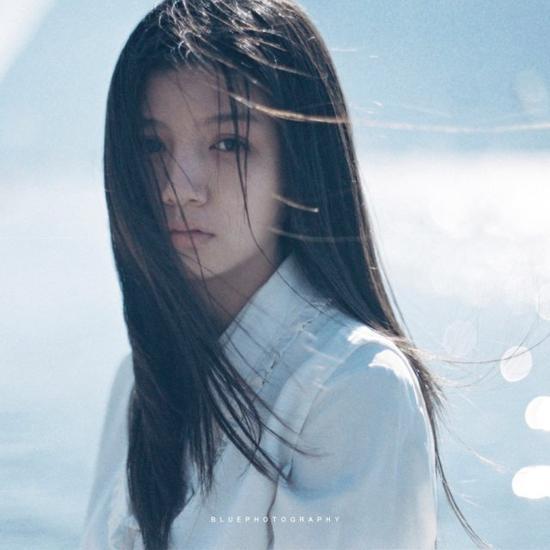 清新的气质,让春夏成为一小撮人心里的文艺女神。
