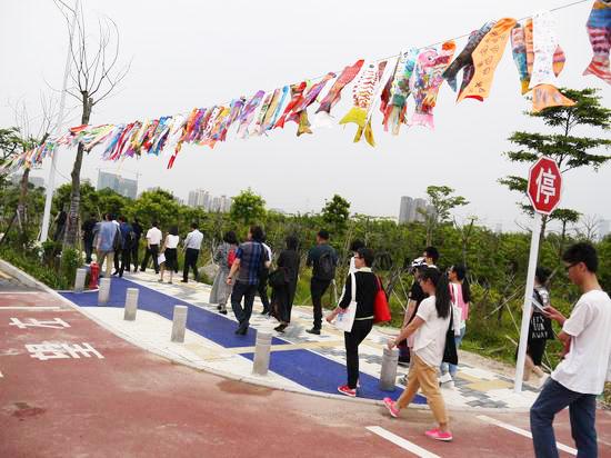 揭幕式结束后观众前往公共展现场途径鲤鱼旗展示现场
