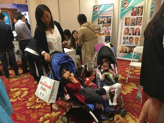 新浪2016国际学校择校巡展现场,本着未成年人保护,小baby已经马赛克。很漂亮的宝贝哦。