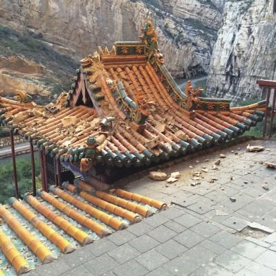 去年“十一”,悬空寺的鼓楼被落石砸中 本报记者 王星摄