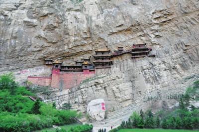 悬空寺镶嵌在万仞峭壁间,有凌空欲飞之势 本报记者 王星摄