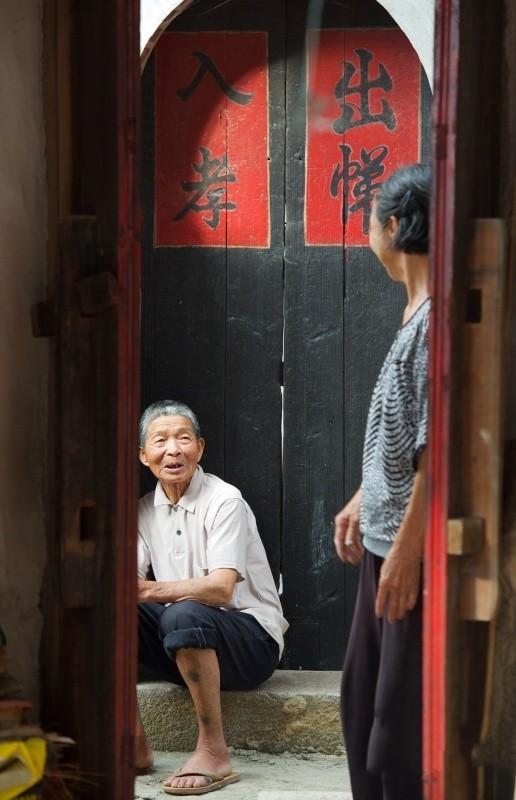 5月27日,埭美村两位老人在午后闲聊