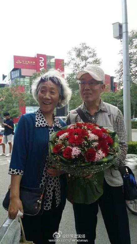 一位考生的爷爷奶奶怀抱鲜花来接孙子,说是要给孩子一个惊喜