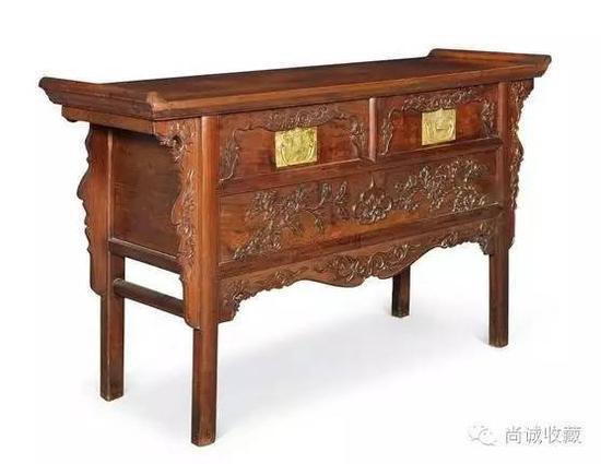 清早期 黄花梨花卉纹带翘头联二闷户橱 因有抽屉两具和闷仓,故名联二闷户橱。2011年以402.5万成交
