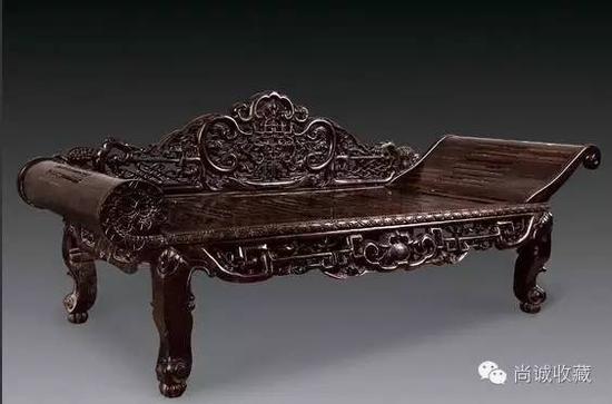 清 红木福寿美人榻 靠背及搭脑雕饰福从天降、福寿纹,中心以“寿”字为饰,周围雕绳纹,石榴、如意纹,由粗重的卷叶纹相互连接。 2008年以15.18万成交