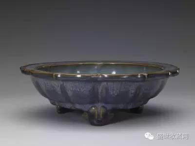 钧窑玫瑰紫釉菱花式三足花盆托 北宋