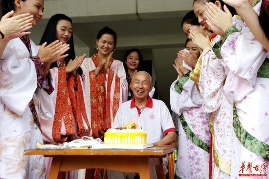“十三村”品牌形象代言人候选人陪老人过生日。