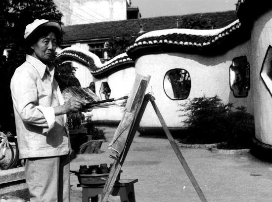 1986年李青萍在江陵县福利院作画(佚名摄)