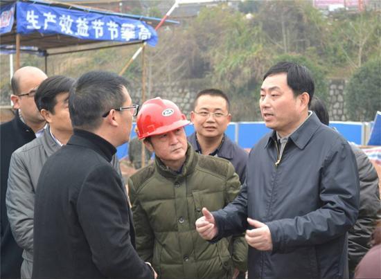张家界市长王志刚(右)在云顶会项目工地现场办公