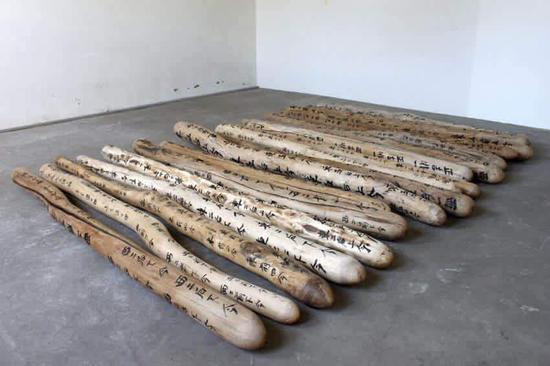 杨心广,抚摸,房梁、墨汁,330x500cm(18个部分),2009-2013