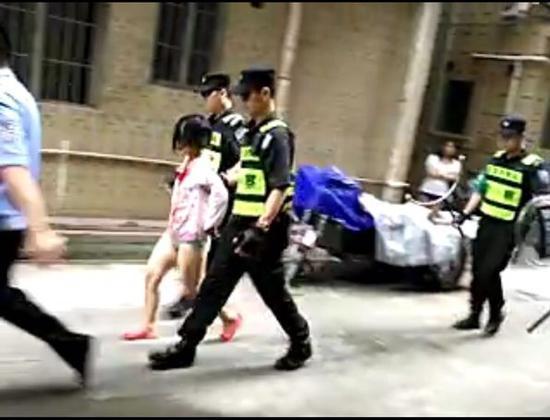(该名女子被警方带走调查 市民视频截图)